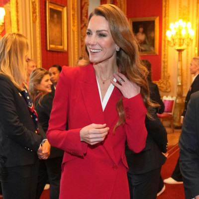 Το κατακόκκινο κοστούμι της Kate Middleton σηματοδοτεί τη νέα εποχή του trend - vibrant red