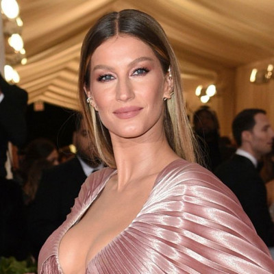 Μετά τον μυστικό γάμο της η Gisele Bündchen αποκάλυψε με ένα κόσμημα το όνομα του 3ου της παιδιού