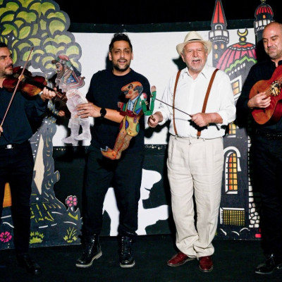 Καραγκιοζοπαίχτης νυν και αεί: Ο Πάνος Σκουρολιάκος ζωντανεύει τη ζωή του Θανάση Σπυρόπουλου