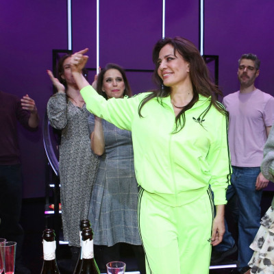 Η neon φόρμα της Δήμητρας Ματσούκα έφερε τη νοσταλγία στο σήμερα: Πώς να την φορέσεις το 2026