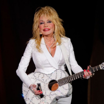 Το πάρτι αλά Jolene για τα 80α γενέθλια της Dolly Parton, η απουσία και τα σενάρια για την υγεία της