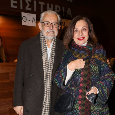 Η Χάρις Αλεξίου στην πρεμιέρα για «Το μεγάλο μας τσίρκο» επέλεξε ένα statement πανωφόρι