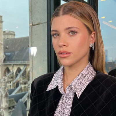 Resting Rich Face Makeup: Η νέα τάση που κάνει το πρόσωπο να φαίνεται ξεκούραστο