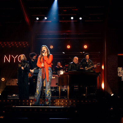 Denim jeans με λουλούδια ξανά! Η Kelly Clarkson μας έδειξε τον τρόπο να τα φορέσουμε την άνοιξη 2026