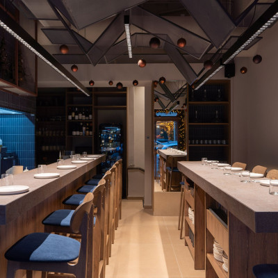 Ένα Thirio έκανε την εμφάνισή του στο κέντρο της πόλης και βάζει το counter dining στο επίκεντρο