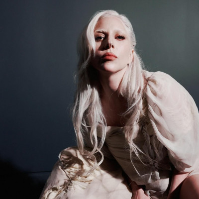 Το θρυλικό hair bow της Lady Gaga από τα 00s επιστρέφει, αλλά με black velvet attitude