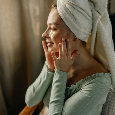 New Year, New Me: Πώς να πεις αντίο στους μαύρους κύκλους και να ξαναβρείς τη λάμψη στο βλέμμα σου