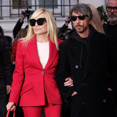 Rosso Valentino: Η Donatella Versace αποχαιρετά τον Valentino στην Ρώμη με τον πιο συμβολικό τρόπο