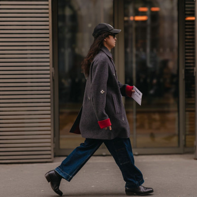 3 τρόποι να φορέσεις denim jeans όπως τα φοράνε τώρα στους δρόμους του Παρισιού