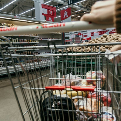 Η ψυχολογία λέει ότι οι άνθρωποι που τραβούν το καρότσι στην άκρη του διαδρόμου έχουν 7 στοιχεία