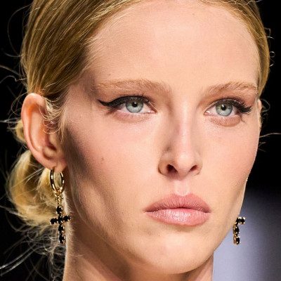 Μαύρο μολύβι ματιών: Το «μυστικό» για αψεγάδιαστο eye look που μπορείς να κάνεις σε χρόνο dt