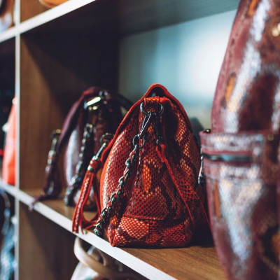 Το avant-garde στυλ και γιατί οι επώνυμες τσάντες κυριαρχούν στη σκηνή