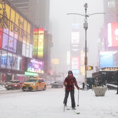 Η χιονισμένη Νέα Υόρκη δεν φοβάται τον χειμώνα και οι κάτοικοί της το δείχνουν (photos)
