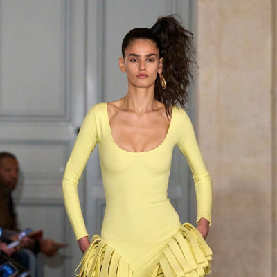 «Le Palmier»: Ο Jacquemus επιστρέφει στο Παρίσι με μια ωδή στη μνήμη, τη θηλυκότητα και το παιχνίδι