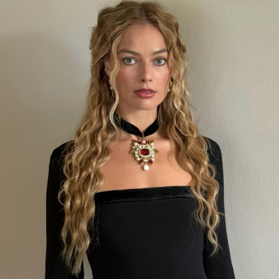 Winter Beach Waves: Πώς να πετύχεις το χτένισμα της Margot Robbie για all day εμφανίσεις