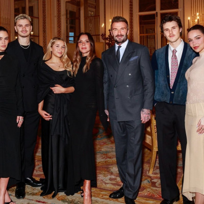 Η Victoria Beckham τιμήθηκε στο Παρίσι: Το ευχαριστώ στον David και η σιωπή για τον Brooklyn