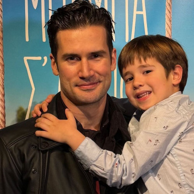 Ο Αναστάσης Ροϊλός μιλά για τον ρόλο του ως μπαμπάς & τη χαρά να είναι νονός της κόρης της Μιχαλάκη