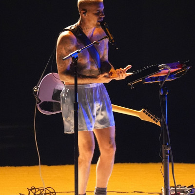 Ο Justin Bieber ημίγυμνος στα Grammys 2026! Η «Yukon» - αφιέρωση στη Hailey και το τατουάζ όλο νόημα