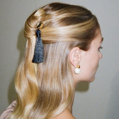 Αυτά είναι τα hair accessories που επιλέγουν οι Παριζιάνες και απογειώνουν τα look τους