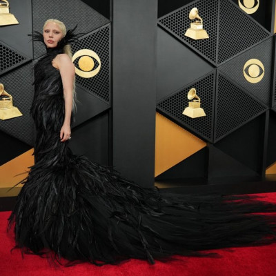 Βραβεία Grammy 2026 : Sabrina Carpenter, Lady Gaga & όλες οι viral εμφανίσεις στο κόκκινο χαλί