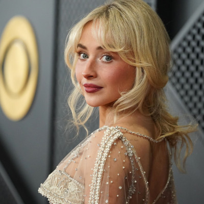 Grammys 2026: Hailey Bieber, Lady Gaga και Sabrina Carpenter με βουργουνδί χείλη στο κόκκινο χαλί