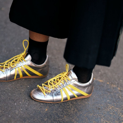 Ασημένια sneakers: Το απόλυτο glam hack για casual looks