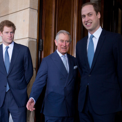 Ο Βασιλιάς Κάρολος προσπαθεί να συμφιλιωθεί με τους Harry- Meghan αλλά ο Πρίγκιπας William αντιδρά