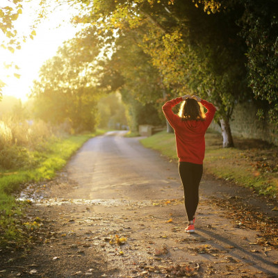 Ο ρυθμός που περπατάς δεν είναι τυχαίος: τι αποκαλύπτει η γρήγορη βάδιση για την ψυχολογία σου