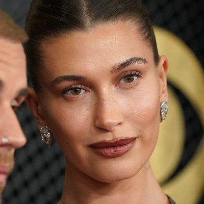 Το manicure της Hailey Bieber για τα φετινά Grammys είναι ένας συνδυασμός από 4 διαφορετικά βερνίκια