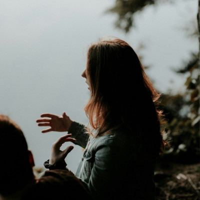 Η ψυχολογία δείχνει ότι το να διακόπτεις τις συζητήσεις είναι χαρακτηριστικό συγκεκριμένων ανθρώπων