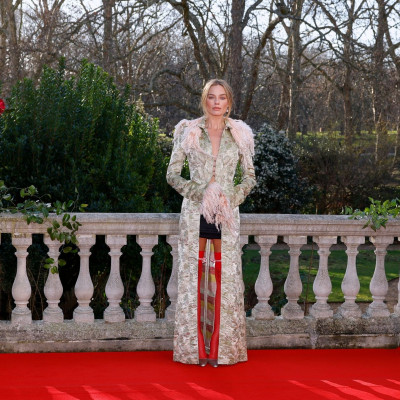 New styling era για την Margot Robbie - Η νέα εντυπωσιακή εμφάνιση από την πρεμιέρα στο Λονδίνο