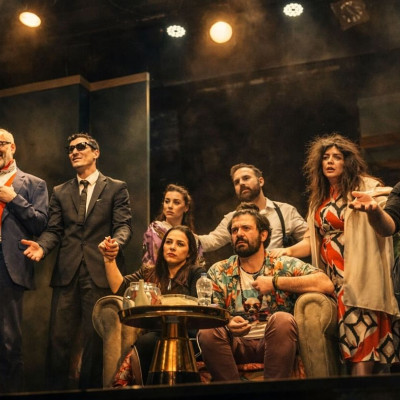 «Ο Ημιυπαίθριος» του Γιώργου Αλκαίου είναι η πιο πρωτότυπη θεατρική κωμωδία της χρονιάς