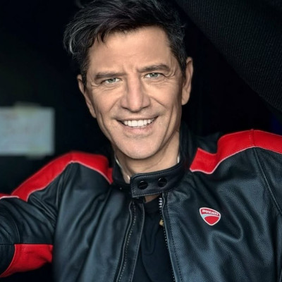 Ο μπαμπάς του Σάκη Ρουβά πρωταγωνιστεί σε θεατρική παράσταση: Η ευχή για τα εγγόνια του