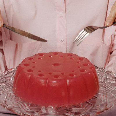 Γιατί να τρως ζελέ με πιρούνι (Λιόλιου vibes) & γιατί μας χαλαρώνει να βλέπουμε το φαγητό να τρέμει