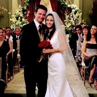 Οι γάμοι σε τηλεοπτικές σειρές που είναι ξεκάθαρα #MarriageGoals