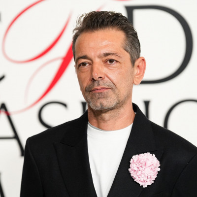 O Οίκος Versace έχει νέο Creative Director, τον Pieter Mulier που αποχώρησε από τον Alaïa