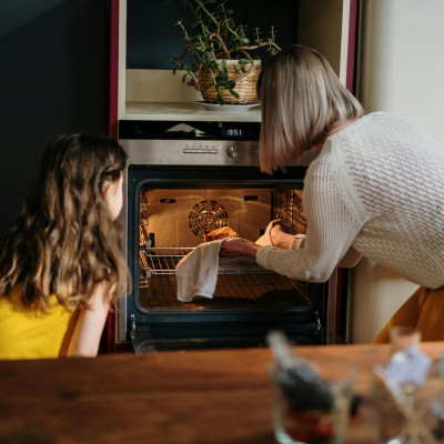 Πώς να αφαιρέσεις επίμονους λεκέδες από το τζάμι του φούρνου χωρίς να το χαράξεις