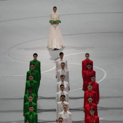 Milano–Cortina 2026: Η τελετή έναρξης ως Armani-coded στιγμή & μία παρέλαση συμπερίληψης & στυλ