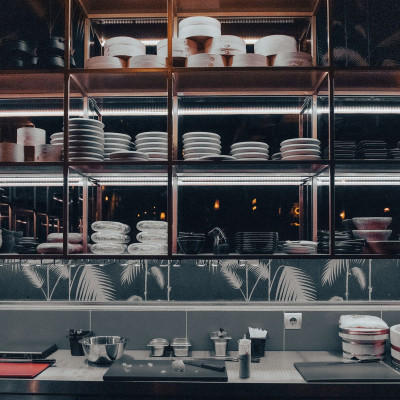 Ο Δημήτρης Κατριβέσης υποδέχεται τον Michelin-starred Ebbe Vollmer στο νέο Smōkü στο Σύνταγμα