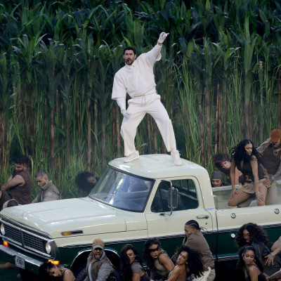 Όταν η μόδα γίνεται μήνυμα: το εμβληματικό cream outfit του Bad Bunny στο ημίχρονο του Super Bowl