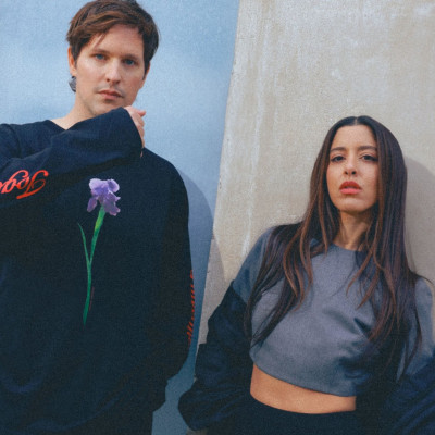 «ΕΔΩ»: Η Μαρίνα Σάττι και ο Leon of Athens τραγουδούν για την αγάπη που σταματά τον χρόνο