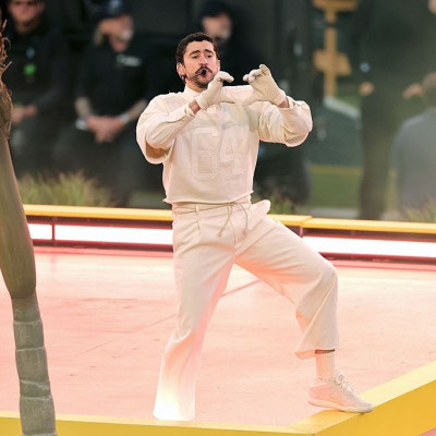 Ο Bad Bunny μετέτρεψε το ημίχρονο του Super Bowl σε πάρτι: η Lady Gaga & το μήνυμα κόντρα στο μίσος