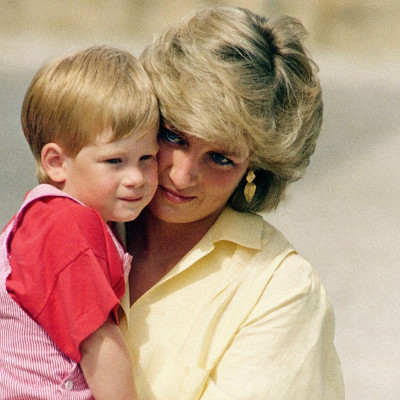 Ποια είναι τα αντικείμενα που έχει στο γραφείο του ο πρίγκιπας Harry και «μοσχοβολάνε αγάπη»;