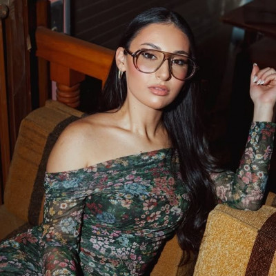 Kαι δεν μπορεί η Κλαυδία να φοράει μονόπετρο χωρίς να παντρεύεται δηλαδή;