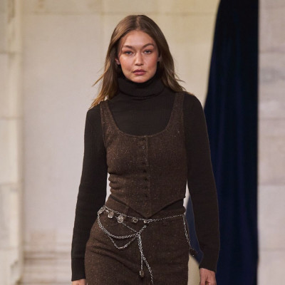 Ροδαλά ζυγωματικά, bob cuts και blurred χείλη: Τα beauty trends που είδαμε στο show του Ralph Lauren