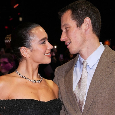 Dua Lipa: Οι τρυφερές ευχές στον Callum Turner για τα γενέθλιά του και οι φήμες για τον James Bond