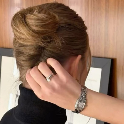 6 anti-frizz προϊόντα που πρέπει να έχεις στην τσάντα σου τις βροχερές μέρες