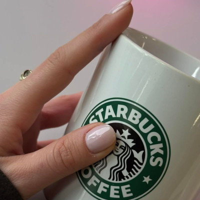 Cloud Dancer Manicure: Το Νο1 χρώμα στο manicure για φέτος, που αξίζει να γνωρίζεις