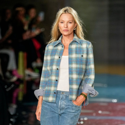Η Kate Moss μόλις φόρεσε το τζιν που είναι στη μόδα από τη δεκαετία του '90