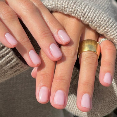 Baby pink manicure: Η απόχρωση στα νύχια που θα δούμε παντού την άνοιξη 2026